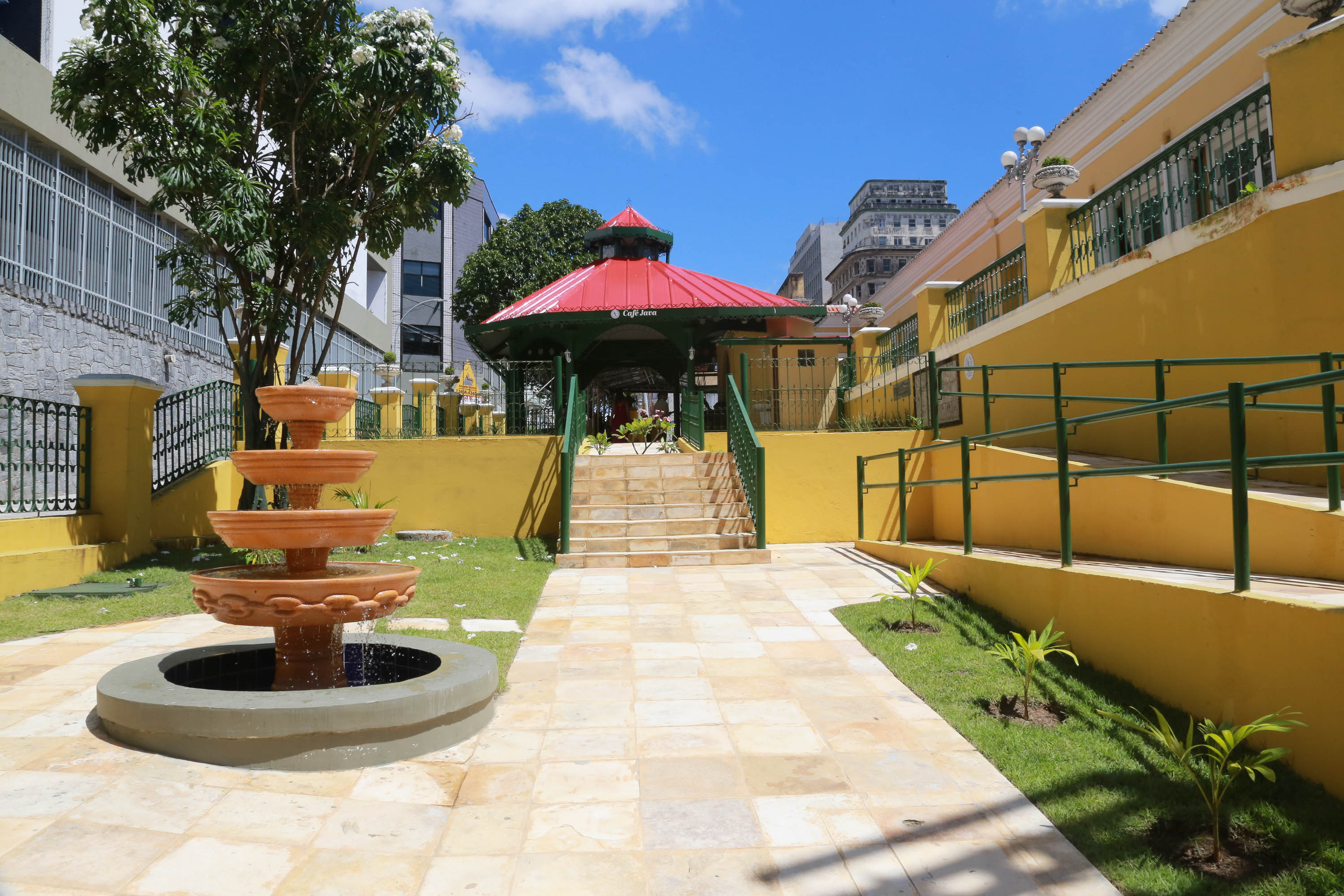 a imagem mostra a fonte que fica na frente do quiosque do café java